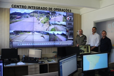 Prefeito visita central de videomonitoramento da BM em Bento Gonçalves